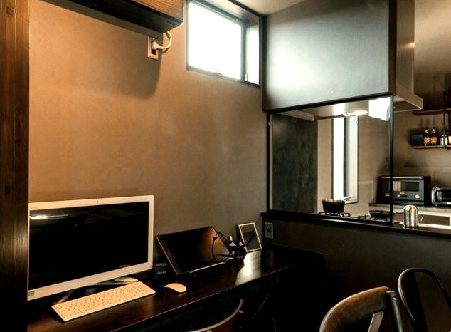 Built-In Home Office in Tokyo Suburbs